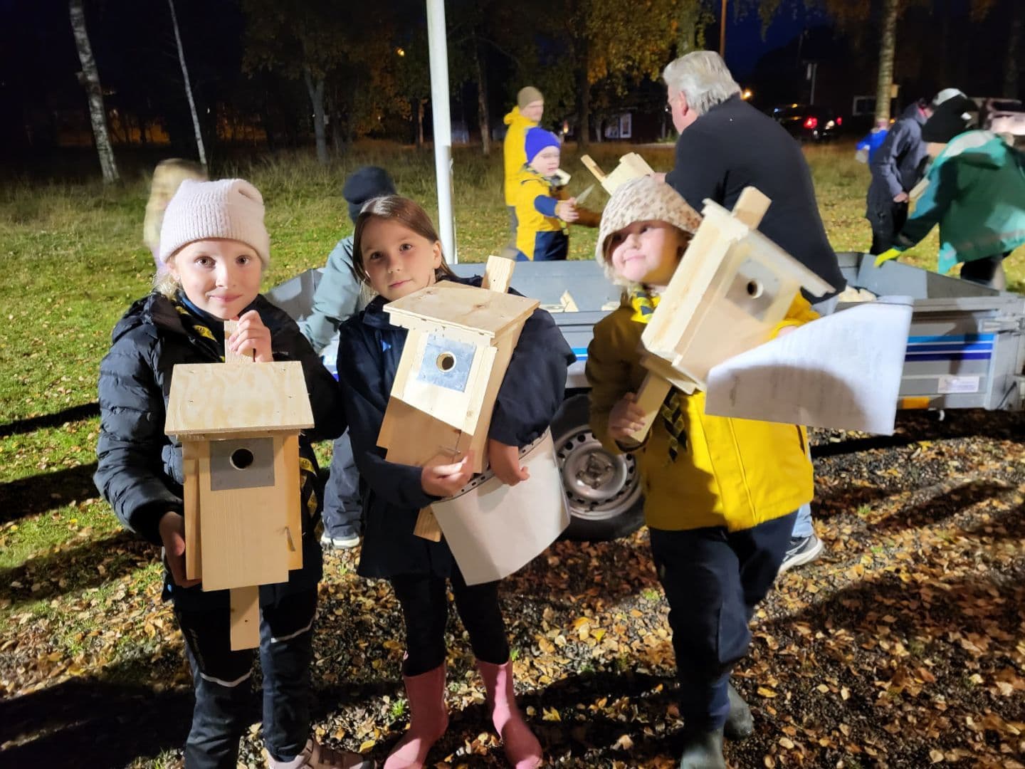 Barnen från scouterna med sina fågelholkar